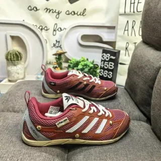 Adidas लाल सफेद हल्का वजन मेश तीन स्ट्राइप ब्रांडिंग लाइफस्टाइल स्नीकर