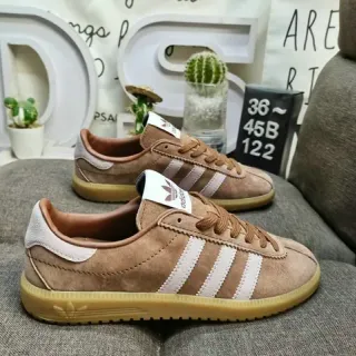 Adidas Samba भूरी भूरे स्यूड ऊपरी तीन सफेद स्ट्राइप लाइफस्टाइल स्नीकर