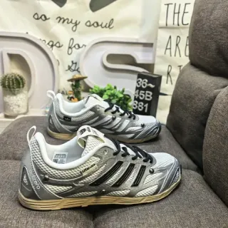 Adidas रजत और काला तीन पट्टियों वाला लाइफस्टाइल स्नीकर