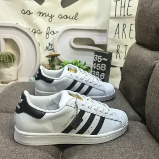 Adidas Superstar सफेद और काला लाइफस्टाइल स्नीकर्स