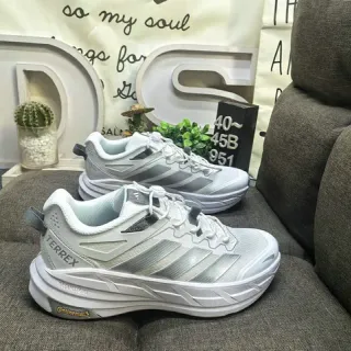 Adidas TERREX Chaussures de course à pied blanches argentées dessus en maille bandes métalliques
