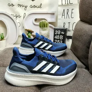 Adidas Ultraboost chaussures de course bleues et blanches