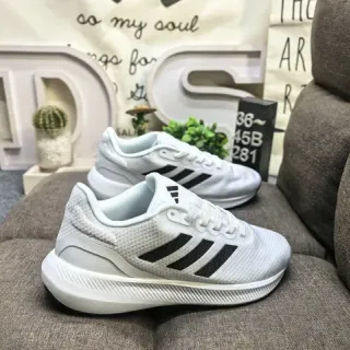 Adidas सफेद और काली तीन स्ट्राइप लाइफस्टाइल स्नीकर