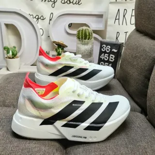 Adidas सफेद काला हल्का वजन की निट अपर सिल्प्टेड स्टैक्ड मिडसोल रनिंग जूते