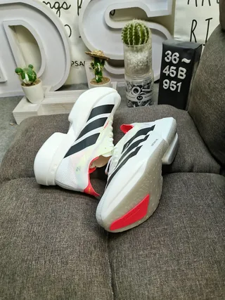 Adidas Chaussures de course Blanc Noir avec upper en tricot léger semelle intermédiaire sculptée empilée 6