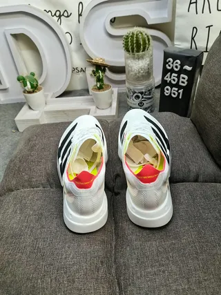 Adidas Chaussures de course Blanc Noir avec upper en tricot léger semelle intermédiaire sculptée empilée 8
