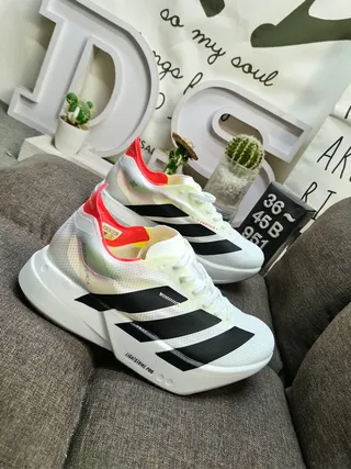 Adidas Chaussures de course Blanc Noir avec upper en tricot léger semelle intermédiaire sculptée empilée 9