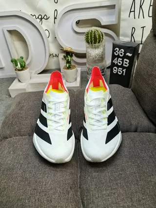 Adidas Chaussures de course Blanc Noir avec upper en tricot léger semelle intermédiaire sculptée empilée 10