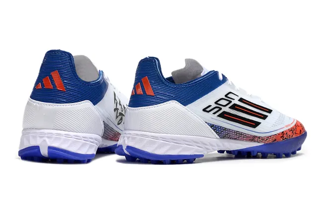 Adidas Chaussures de Football Turf Synthétiques Blanches et Bleues avec Système de Lacets Asymétriques Profil Bas 5