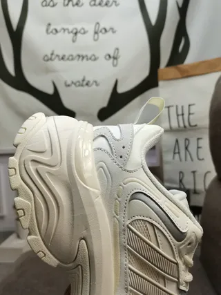 Adidas Sneakers Chunky Blancs et Gris à Semelle Sculptée et Superpositions de Couches Synthétiques 3