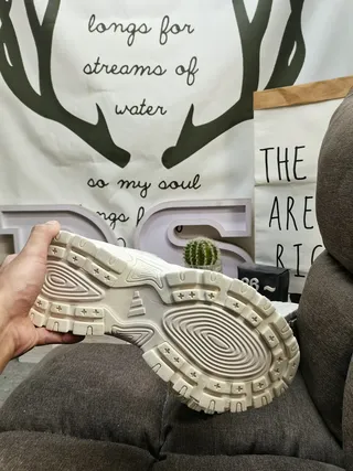Adidas Sneakers Chunky Blancs et Gris à Semelle Sculptée et Superpositions de Couches Synthétiques 4