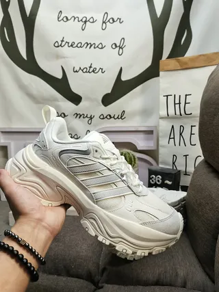 Adidas Sneakers Chunky Blancs et Gris à Semelle Sculptée et Superpositions de Couches Synthétiques 5