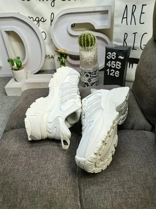 Adidas Sneakers Chunky Blancs et Gris à Semelle Sculptée et Superpositions de Couches Synthétiques 6
