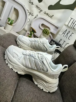Adidas Sneakers Chunky Blancs et Gris à Semelle Sculptée et Superpositions de Couches Synthétiques 7