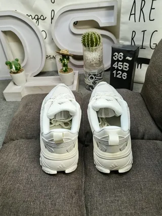 Adidas Sneakers Chunky Blancs et Gris à Semelle Sculptée et Superpositions de Couches Synthétiques 8