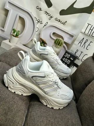 Adidas Sneakers Chunky Blancs et Gris à Semelle Sculptée et Superpositions de Couches Synthétiques 9