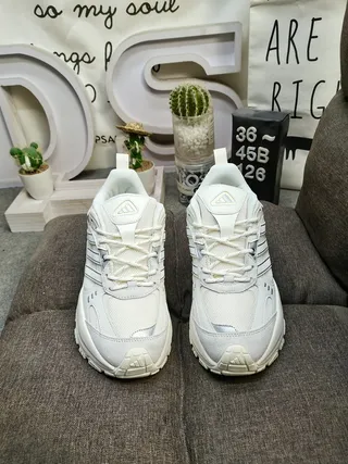 Adidas Sneakers Chunky Blancs et Gris à Semelle Sculptée et Superpositions de Couches Synthétiques 10