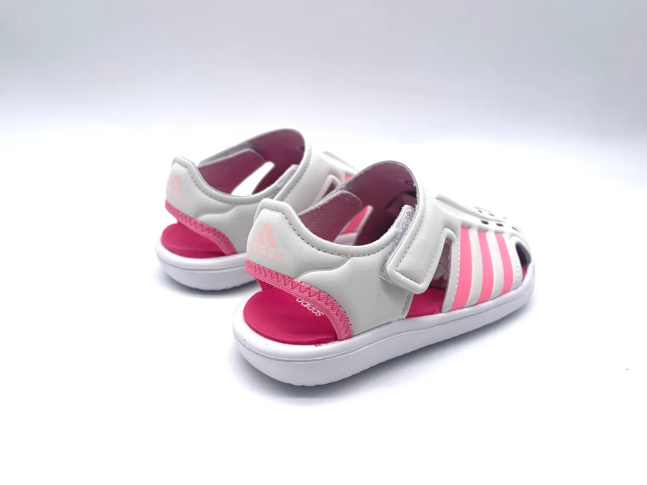 Adidas Blanc Rose Perforé Synthétique Supérieur Three-Stripe T-Strap Sandales Casual 13