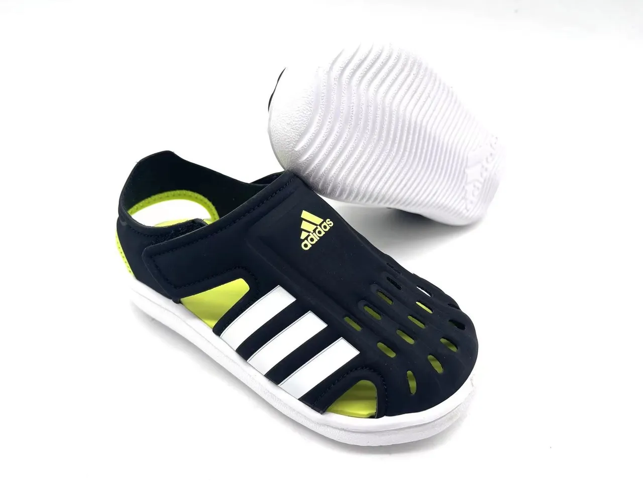 Adidas Blanc Rose Perforé Synthétique Supérieur Three-Stripe T-Strap Sandales Casual 22