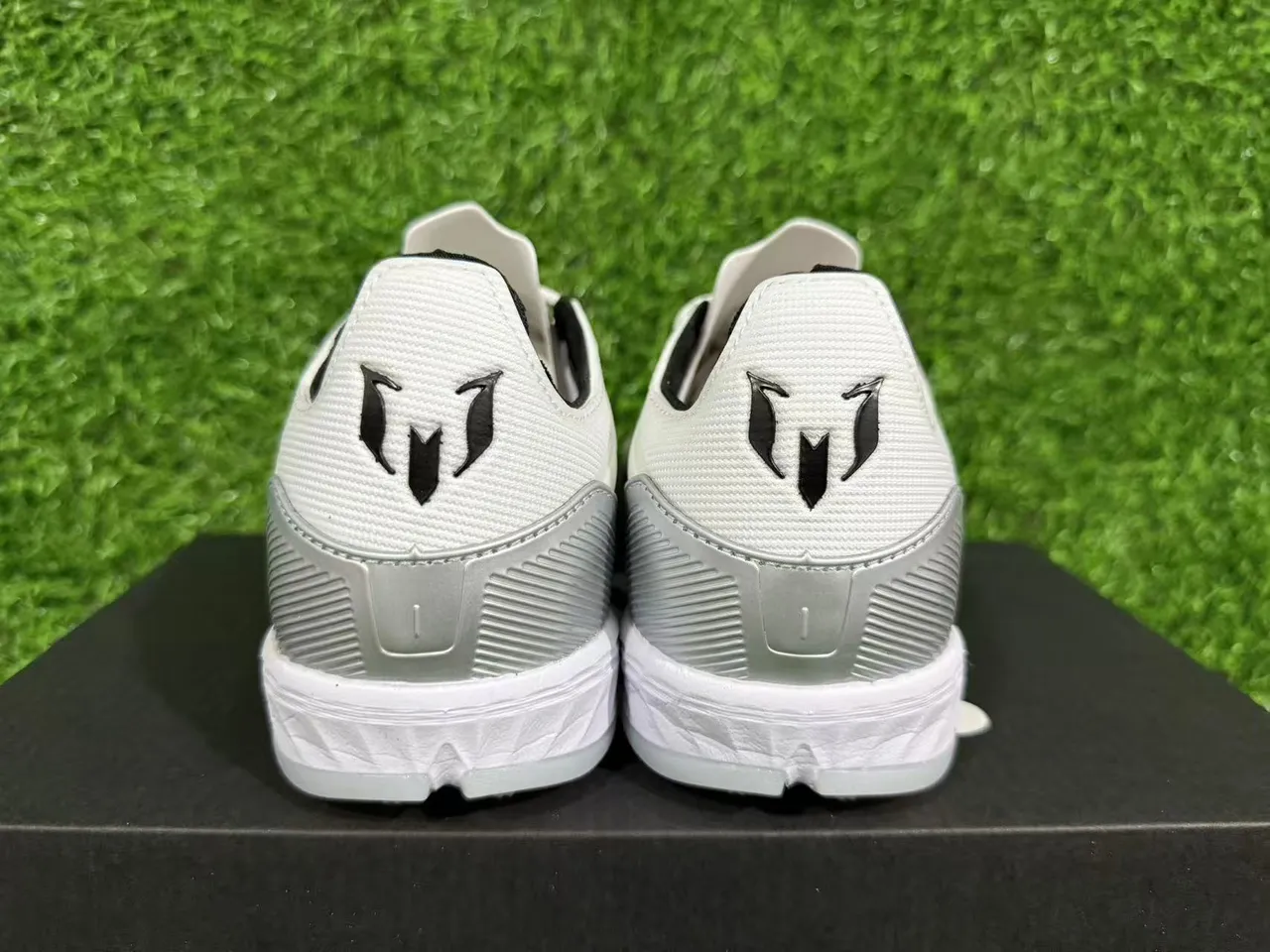 Adidas Chaussures de football blanc argenté à talon bas en matériau synthétique avec overlays texturisés pour gazon artificiel 2