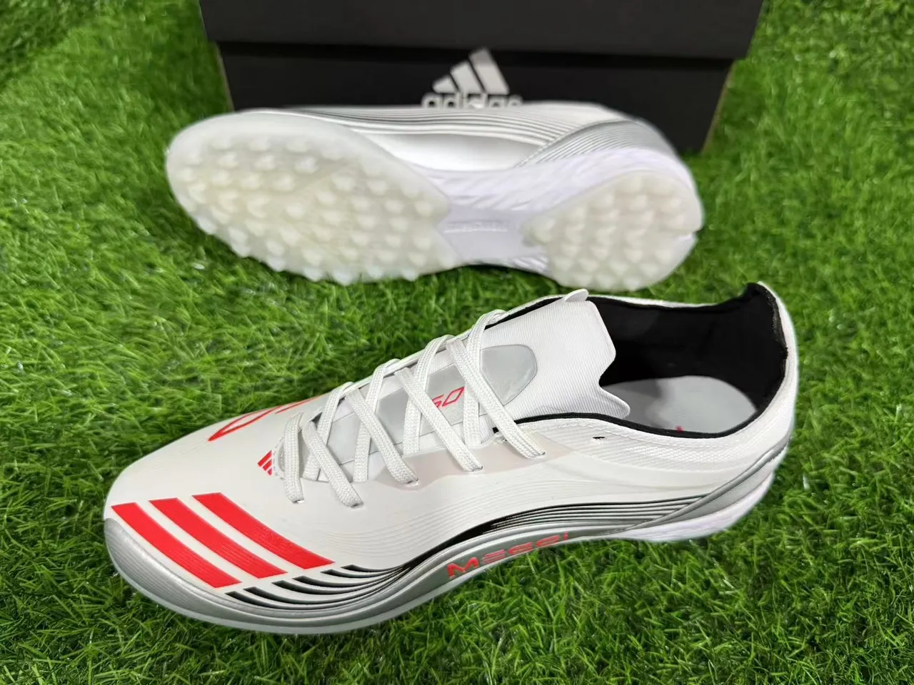 Adidas Chaussures de football blanc argenté à talon bas en matériau synthétique avec overlays texturisés pour gazon artificiel 3