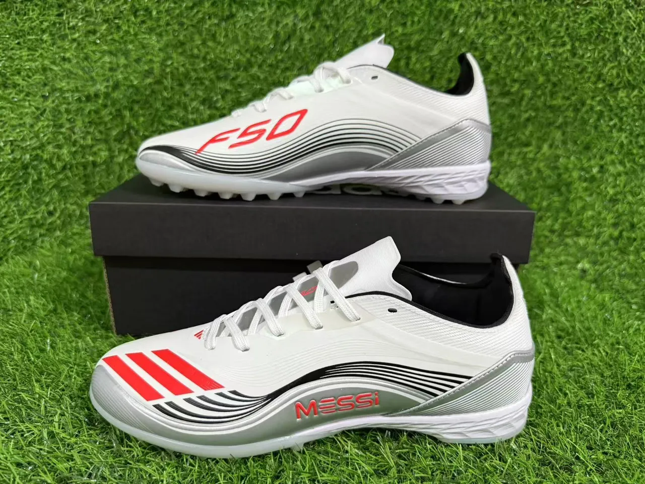 Adidas Chaussures de football blanc argenté à talon bas en matériau synthétique avec overlays texturisés pour gazon artificiel 4