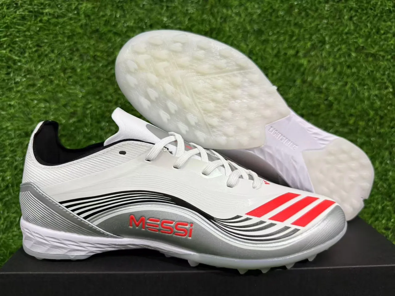 Adidas Chaussures de football blanc argenté à talon bas en matériau synthétique avec overlays texturisés pour gazon artificiel 5