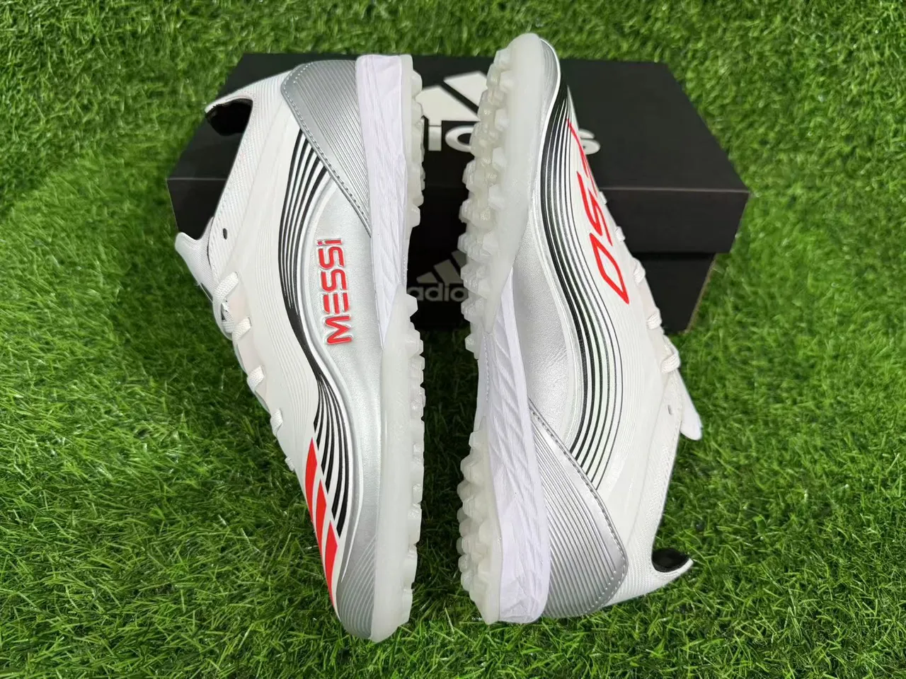 Adidas Chaussures de football blanc argenté à talon bas en matériau synthétique avec overlays texturisés pour gazon artificiel 6