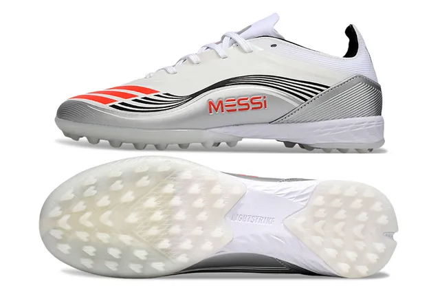 Adidas Chaussures de football blanc argenté à talon bas en matériau synthétique avec overlays texturisés pour gazon artificiel 12