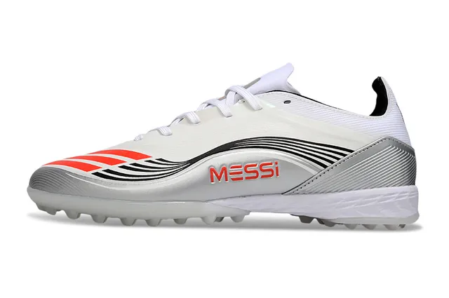 Adidas Chaussures de football blanc argenté à talon bas en matériau synthétique avec overlays texturisés pour gazon artificiel 13