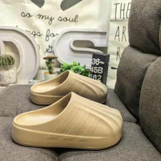 Adidas Yeezy Slide बेज प्लेटफॉर्म स्लिपर्स