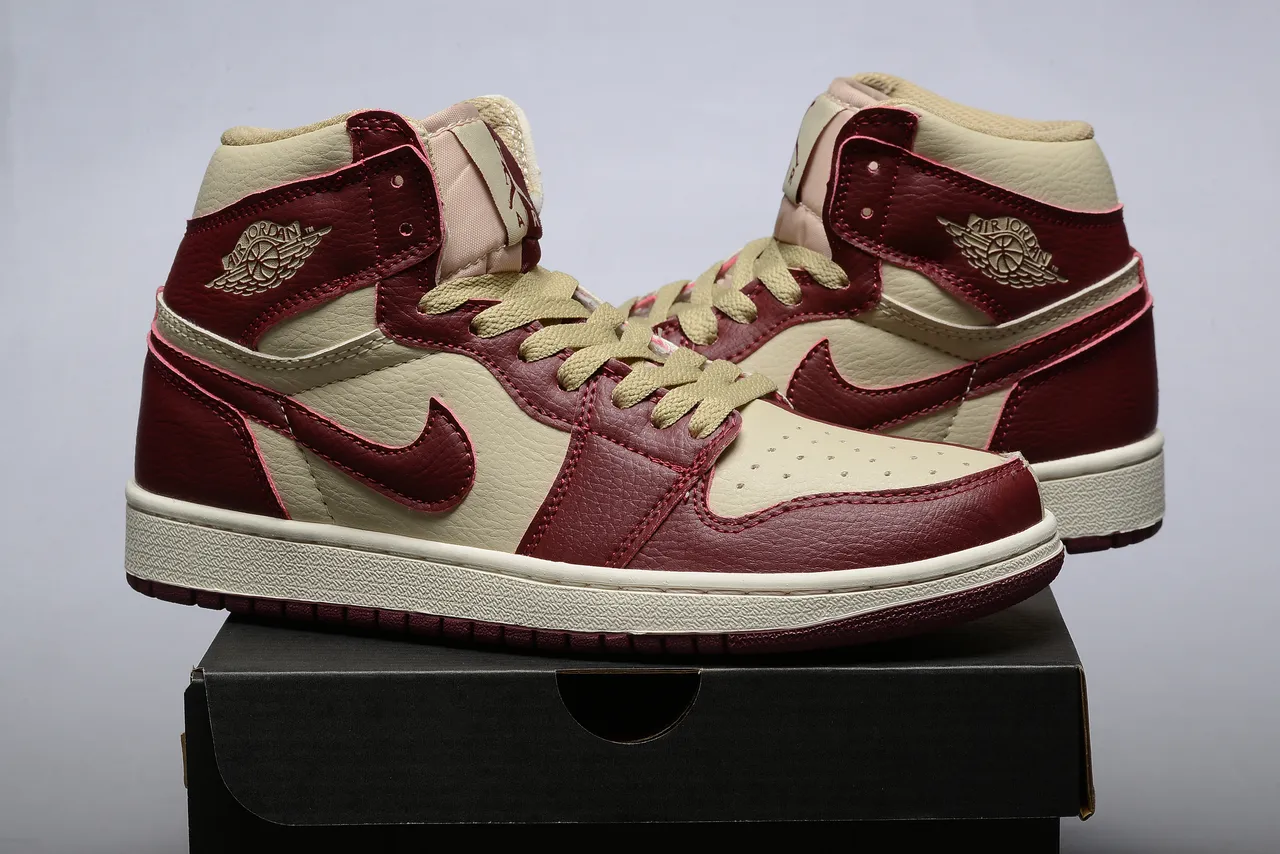 Tênis de basquete em couro Air Jordan 1 bordô e creme 4