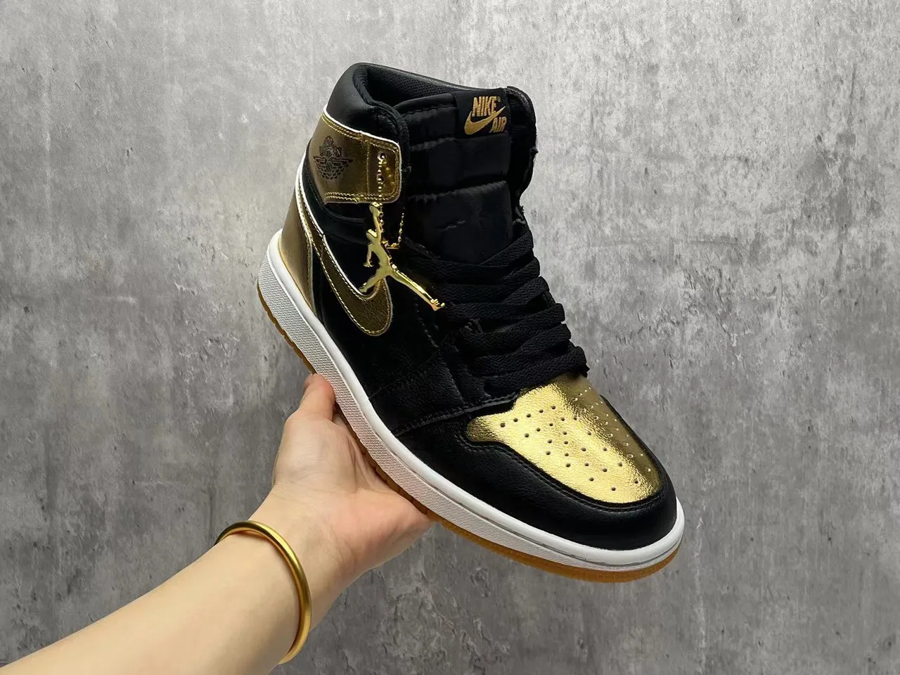 Air Jordan 1 High Black Metallic Gold Basketball Shoes 2