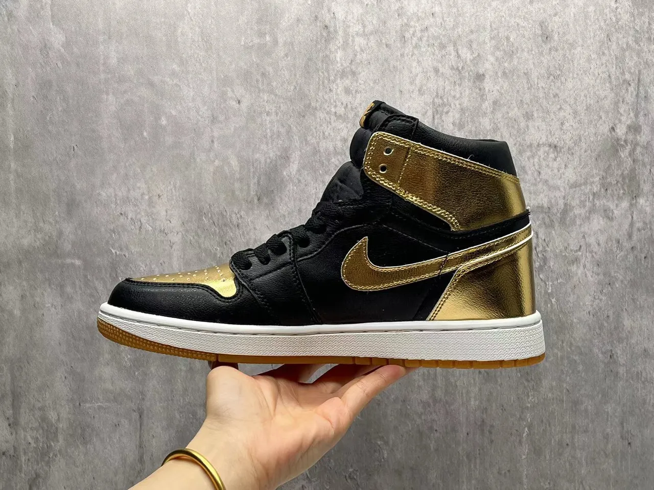 Air Jordan 1 High Black Metallic Gold Basketball Shoes 4