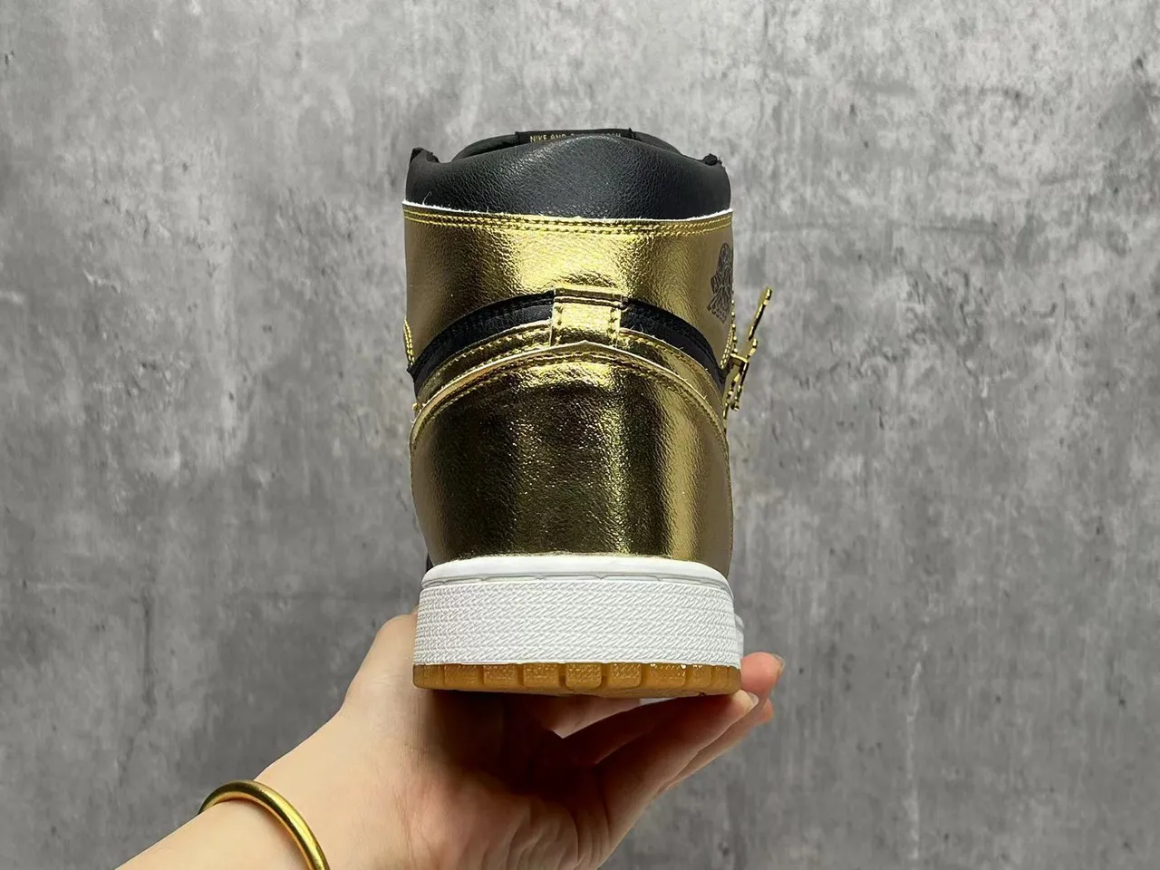 Air Jordan 1 High Black Metallic Gold Basketball Shoes 5