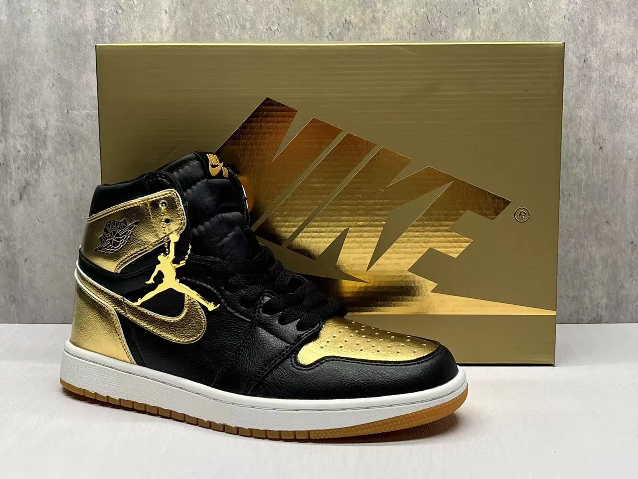 Air Jordan 1 High Black Metallic Gold Basketball Shoes 8