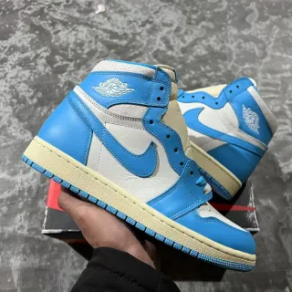 Air Jordan 1 High 蓝色与米色皮革篮球鞋