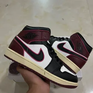 Air Jordan 1 High Burgundy Pink Black White 篮球鞋