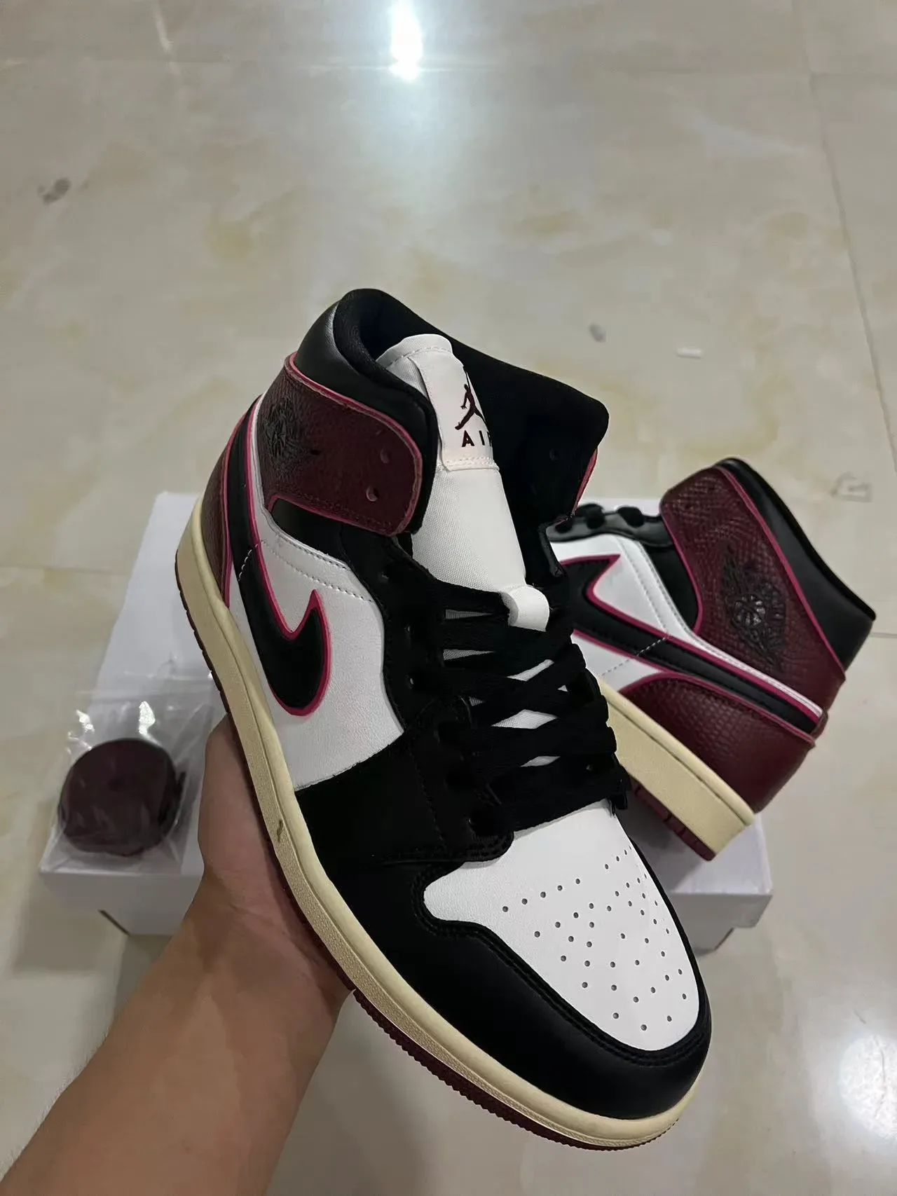 Air Jordan 1 High Burgundy Pink Black White أحذية كرة السلة 2