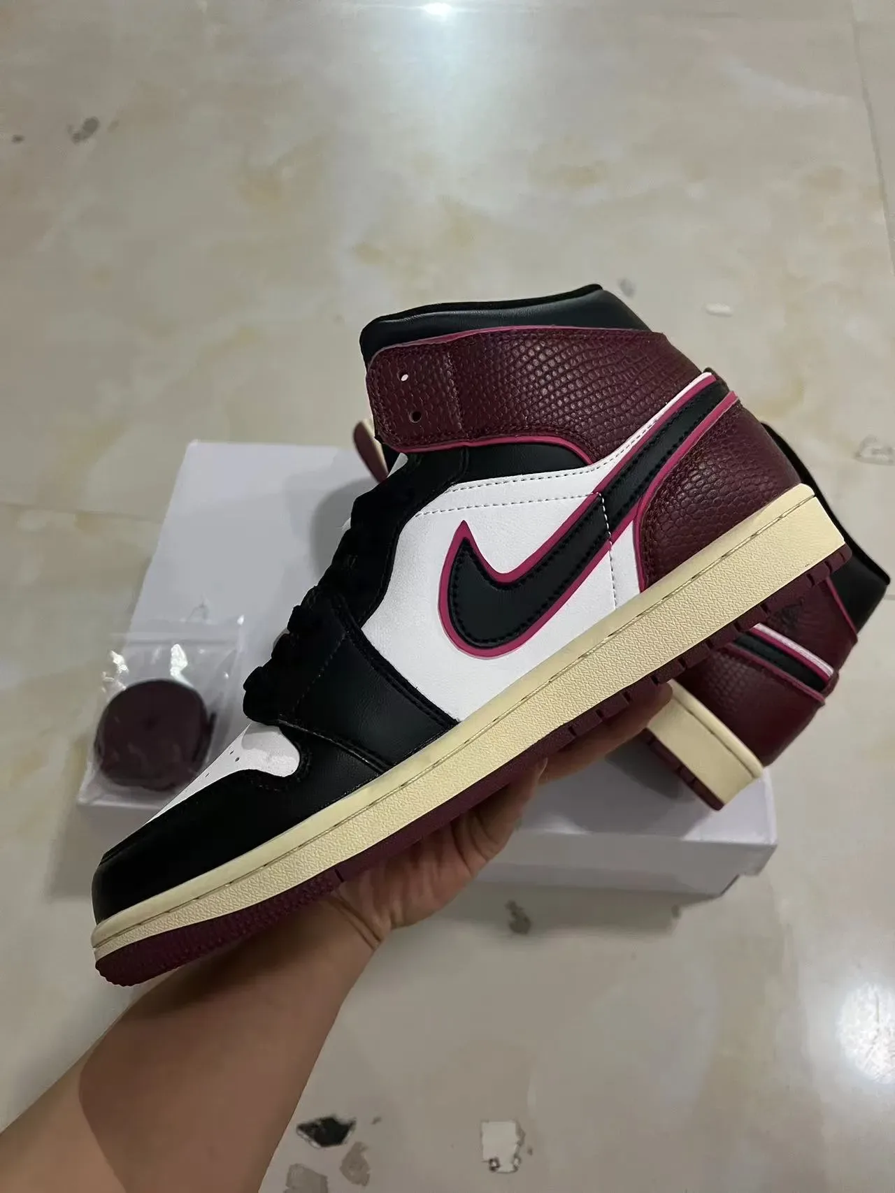 Air Jordan 1 High Burgundy Pink Black White أحذية كرة السلة 4