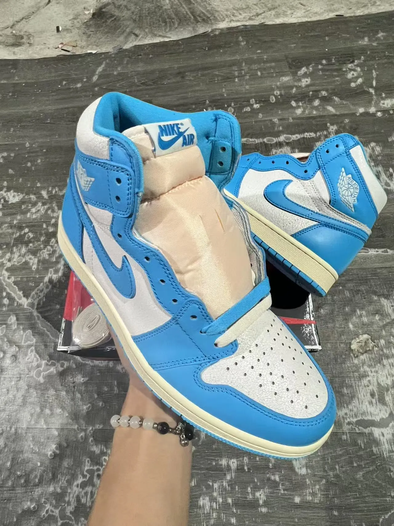 Tênis de basquete Air Jordan 1 azul universitário e branco 2
