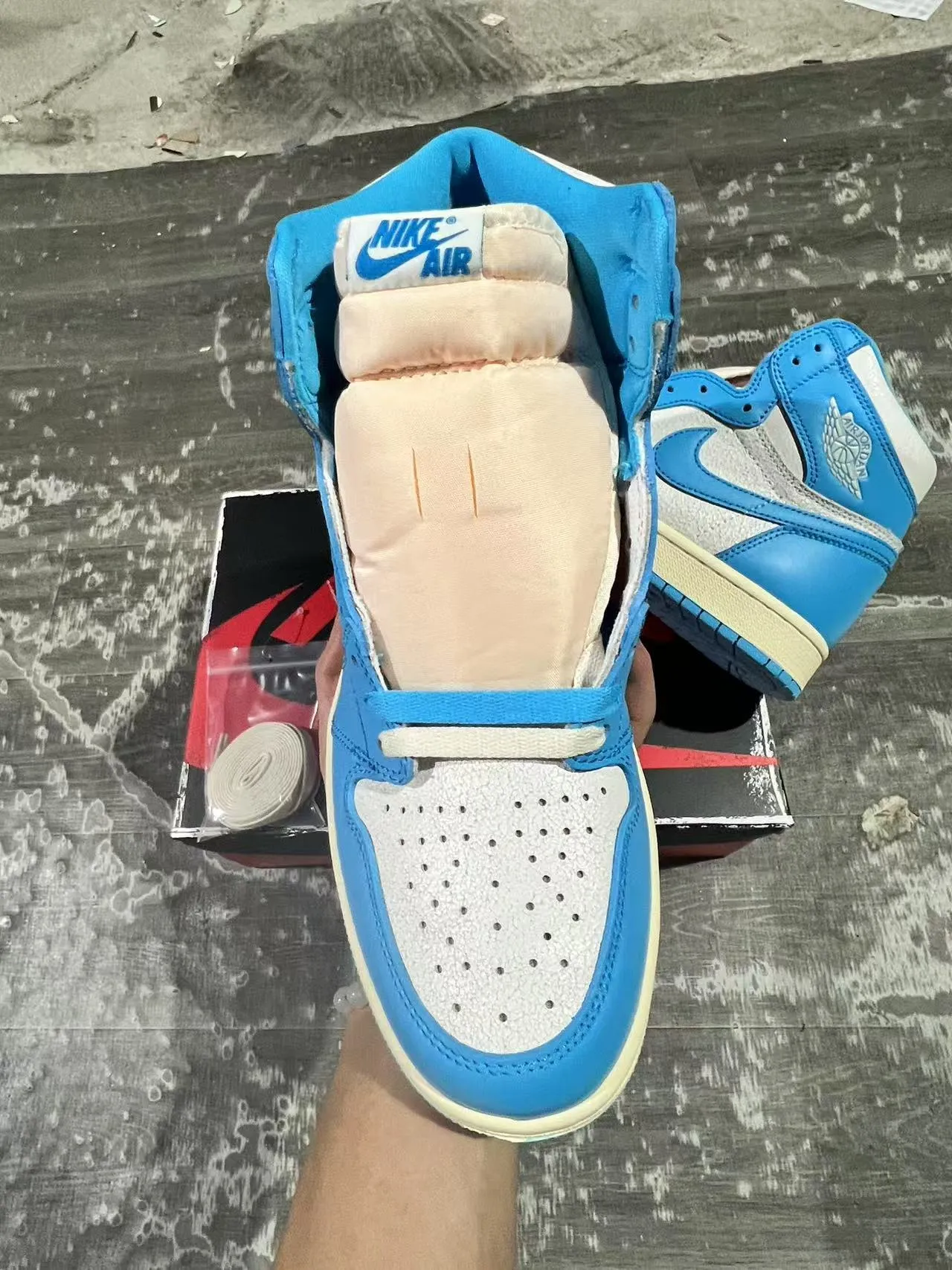 Tênis de basquete Air Jordan 1 azul universitário e branco 3