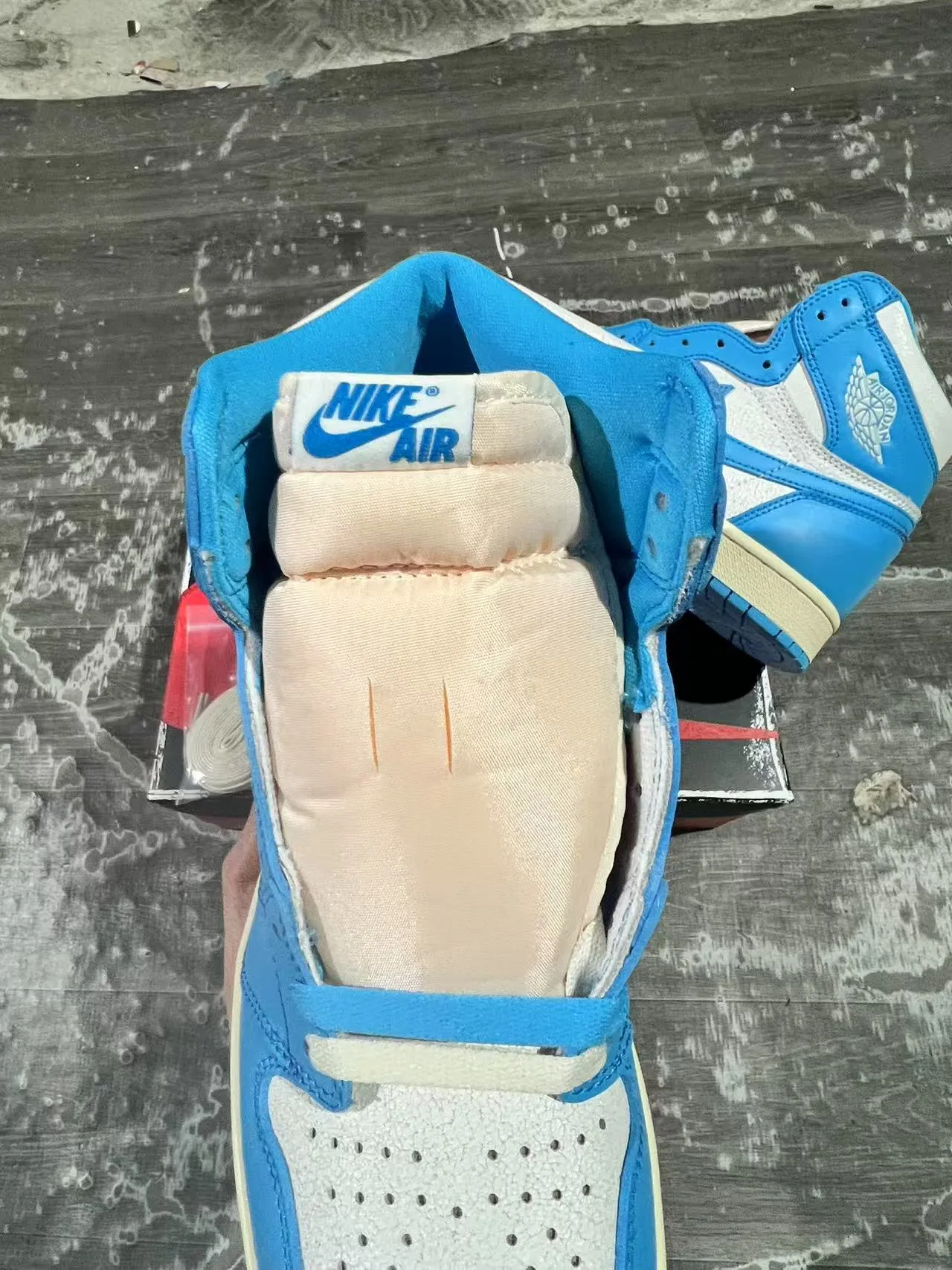 Tênis de basquete Air Jordan 1 azul universitário e branco 4