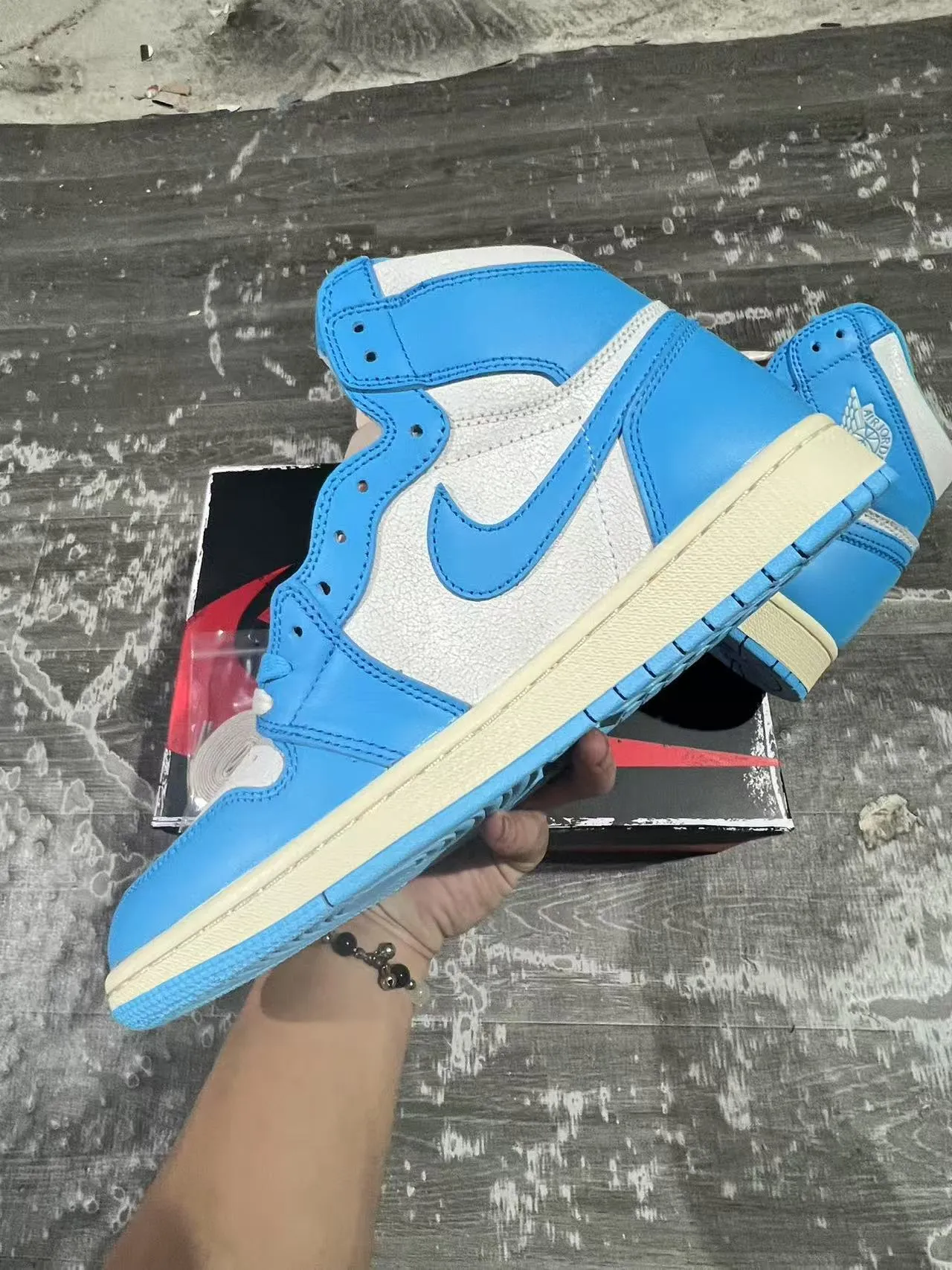 Tênis de basquete Air Jordan 1 azul universitário e branco 5