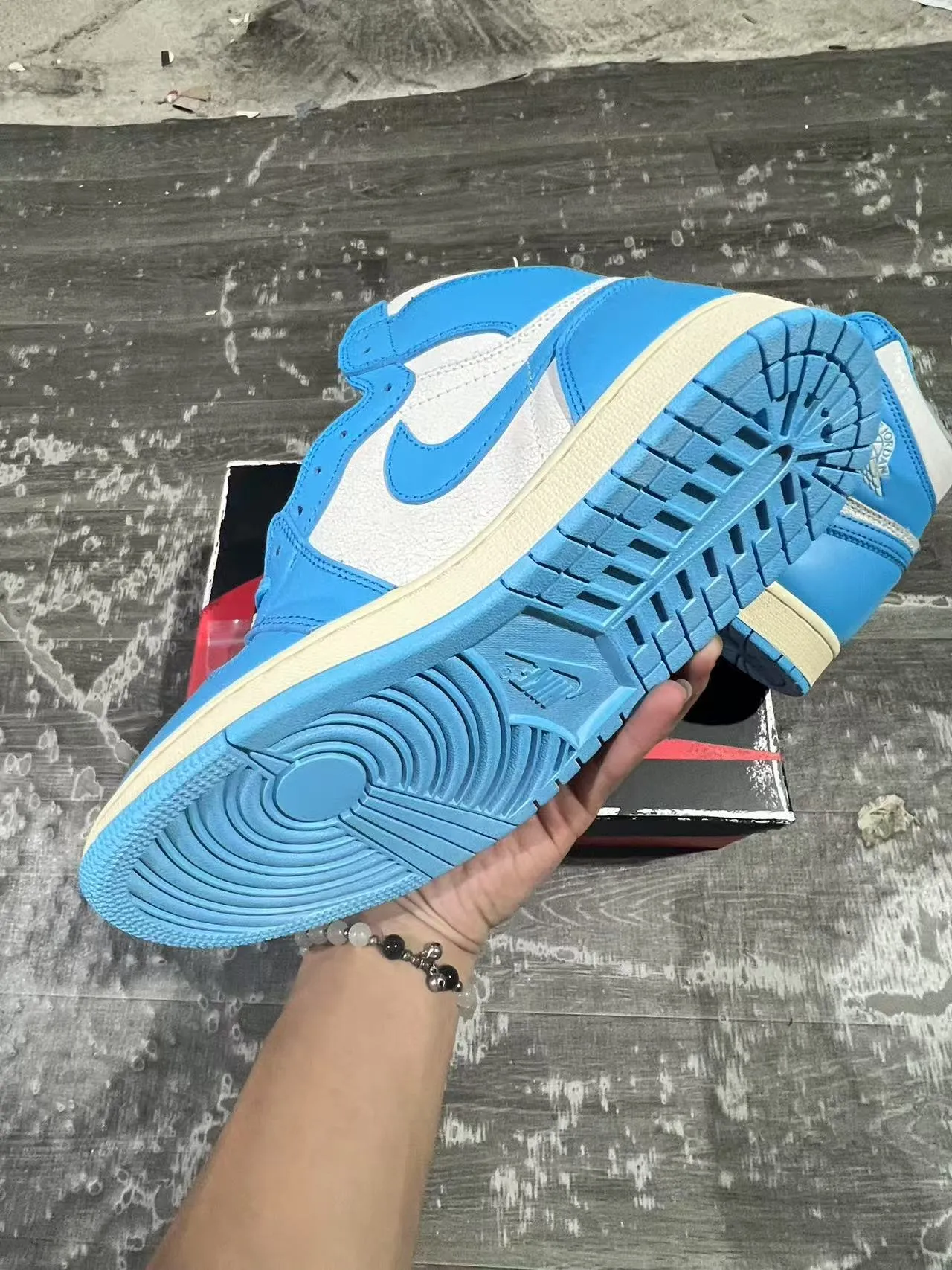 Tênis de basquete Air Jordan 1 azul universitário e branco 6
