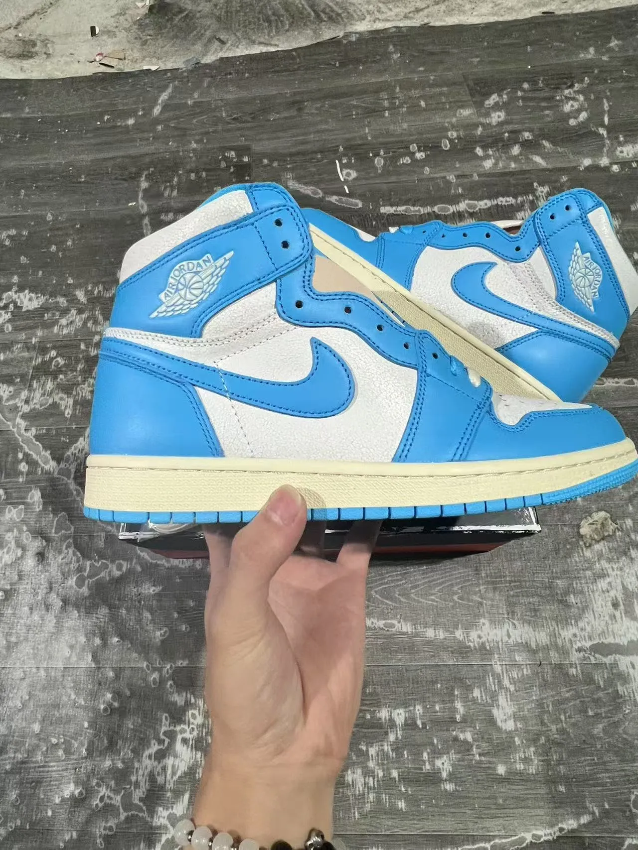 Tênis de basquete Air Jordan 1 azul universitário e branco 7