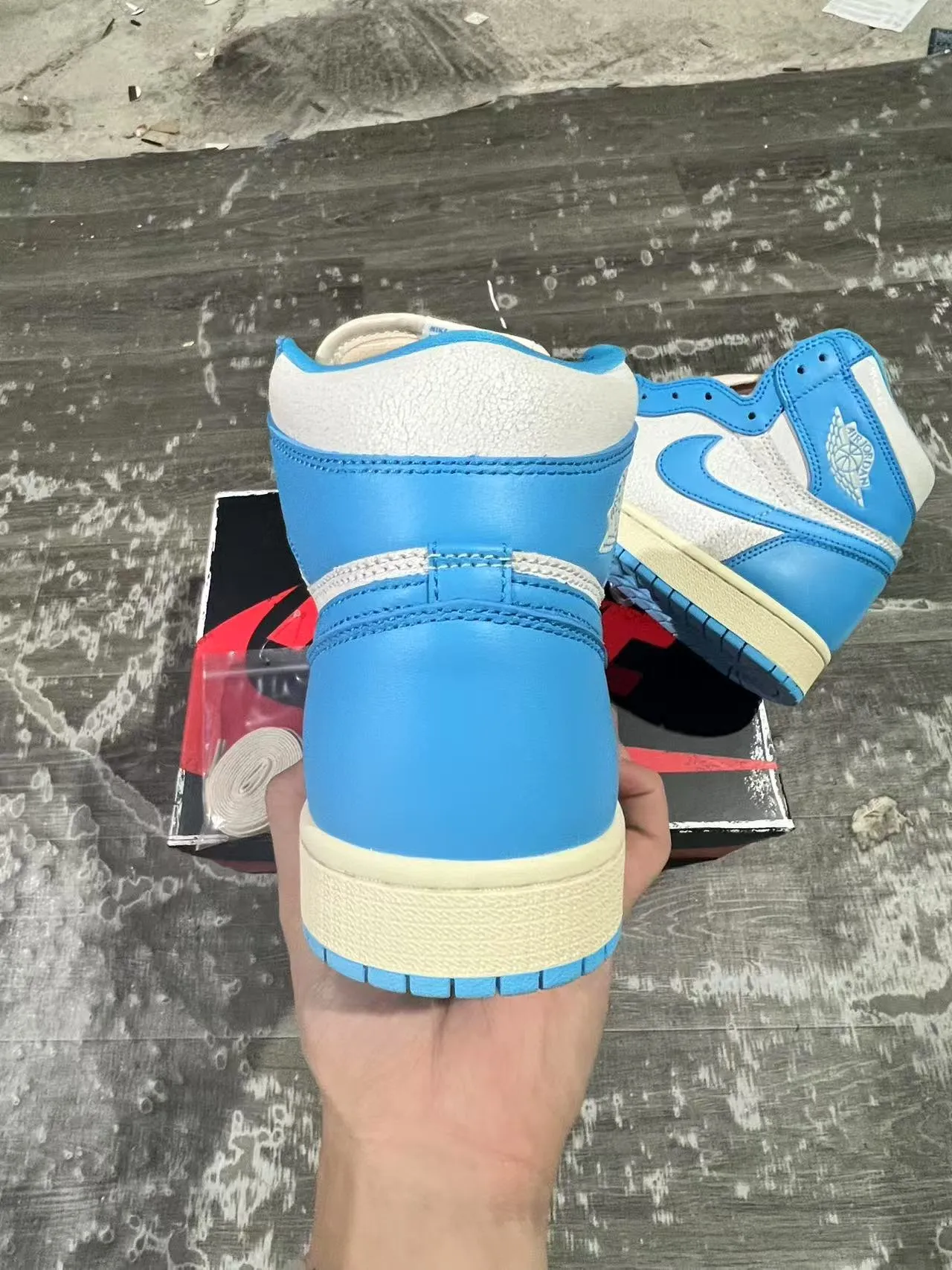 Tênis de basquete Air Jordan 1 azul universitário e branco 8
