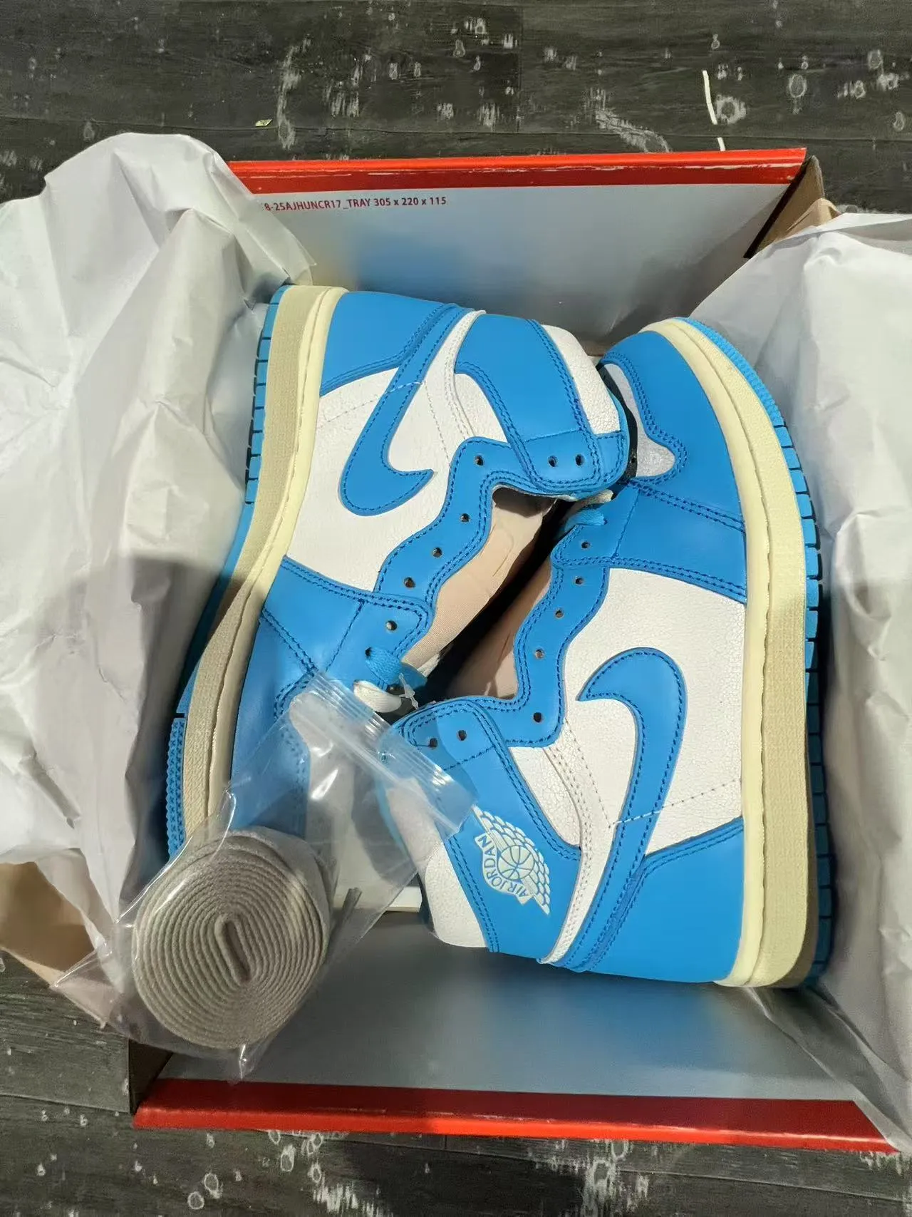 Tênis de basquete Air Jordan 1 azul universitário e branco 9