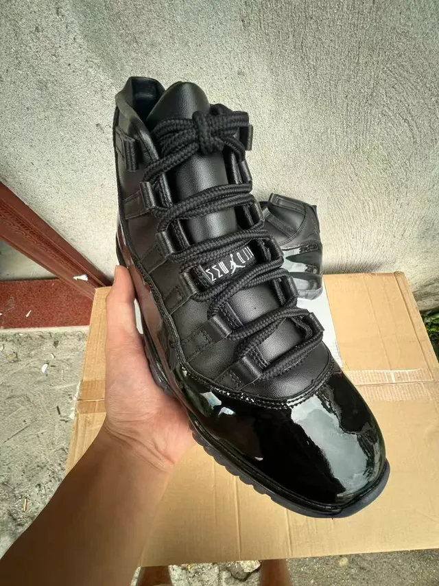 Chaussures de basketball Air Jordan 11 en cuir verni noir 2