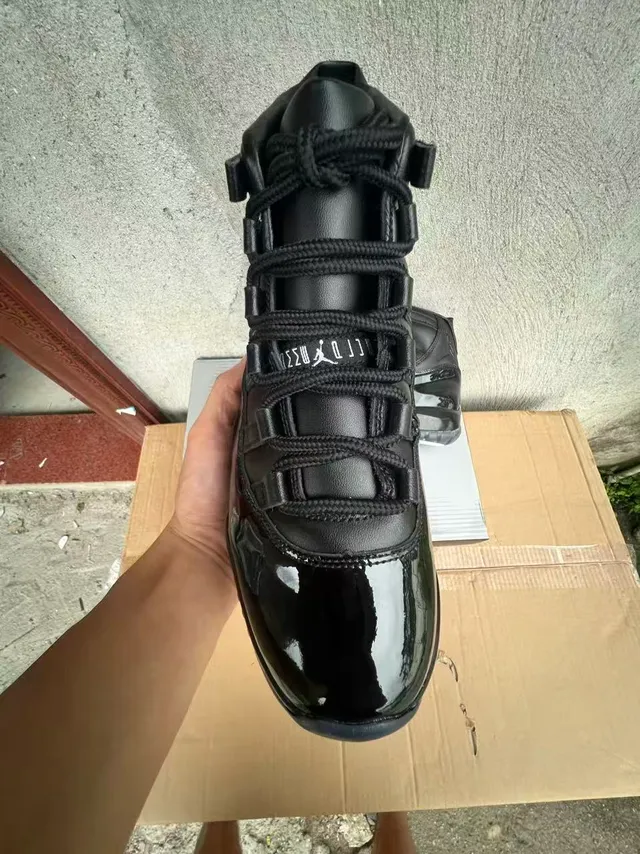 Chaussures de basketball Air Jordan 11 en cuir verni noir 3